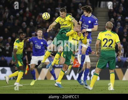 Caglar Soyuncu von Leicester City gewinnt im Premier League-Spiel im King Power Stadium, Leicester, gegen Christoph Zimmermann und Tom Trybull von Norwich City. Bilddatum: 14. Dezember 2019. Bildnachweis sollte lauten: Darren Staples/Sportimage via PA Images Stockfoto