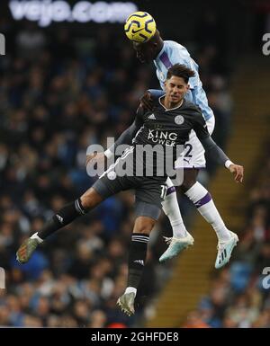 Ayoze Perez von Leicester City kämpft beim Premier League-Spiel im Etihad Stadium in Manchester mit Benjamin Mendy von Manchester City um den Ball. Bilddatum: 21. Dezember 2019. Bildnachweis sollte lauten: Darren Staples/Sportimage via PA Images Stockfoto