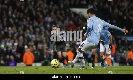 Ilkay Gundogan von Manchester City trifft beim Premier League-Spiel im Etihad Stadium in Manchester eine Strafe. Bilddatum: 21. Dezember 2019. Bildnachweis sollte lauten: Darren Staples/Sportimage via PA Images Stockfoto