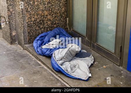 London, England - August 2021: Leerer Schlafsack in der Tür eines Gebäudes im Zentrum Londons Stockfoto
