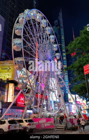 Das 110 Meter hohe Times Square Wheel ist eine temporäre Touristenattraktion, die am 13. September geschlossen werden soll. Stockfoto