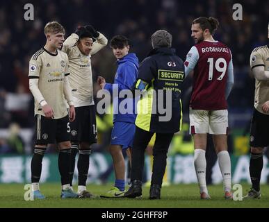 Ein junger Fan rennt auf den Platz, um während des Premier League-Spiels in Turf Moor, Burnley, nach dem Trikot von Jesse Lingard von Manchester United zu fragen. Bilddatum: 28. Dezember 2019. Bildnachweis sollte lauten: Darren Staples/Sportimage via PA Images Stockfoto