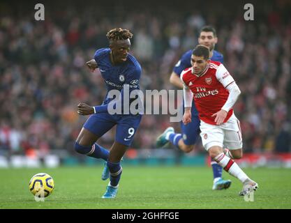 Tammy Abraham von Chelsea trifft Lucas Torreira von Arsenal während des Spiels der Premier League im Emirates Stadium in London. Bilddatum: 29. Dezember 2019. Bildnachweis sollte lauten: David Klein/Sportimage via PA Images Stockfoto