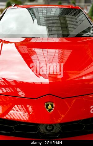 London, England - August 2021: Nahaufnahme des Emblems auf der Vorderseite eines Lamborghini 4x4 Luxuswagens Stockfoto