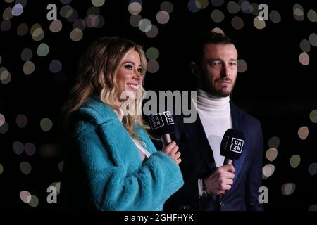 Die DAZN TV-Moderatoren Diletta Leotta und Federico Balzaretti haben sich vor dem Spiel der Serie A bei Giuseppe Meazza in Mailand ein Bild von der Spielfeldseite gemacht. Bilddatum: 11. Januar 2020. Bildnachweis sollte lauten: Jonathan Moscrop/Sportimage via PA Images Stockfoto