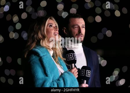 Die DAZN TV-Moderatoren Diletta Leotta und Federico Balzaretti haben sich vor dem Spiel der Serie A bei Giuseppe Meazza in Mailand ein Bild von der Spielfeldseite gemacht. Bilddatum: 11. Januar 2020. Bildnachweis sollte lauten: Jonathan Moscrop/Sportimage via PA Images Stockfoto