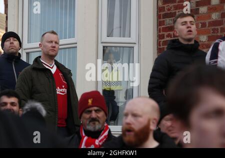 Ein Junge, der als Polizeibeamter gekleidet ist, schaut aus einem Fenster, als der Mannschaftsbus von Liverpool zum Premier League-Spiel gegen Manchester United in Anfield, Liverpool, eintrifft. Bilddatum: 19. Januar 2020. Bildnachweis sollte lauten: Darren Staples/Sportimage via PA Images Stockfoto
