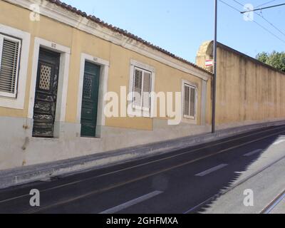 Lissabon, Portugal. September 2021. (INT) arbeitet an der Calcada & Palacio da Ajuda in Lissabon. 6. September 2021, Lissabon, Portugal: Calcada & Palacio da Ajuda, in Lissabon, hinterließen fünf Häuser ohne Zugang zum Bürgersteig. In einem Fall beträgt der Abstand zwischen dem Bürgersteig und der Tür mehr als 1.5 Meter. Die Wahrheit ist jedoch, dass niemand in diesen Häusern lebt. Sie werden gelegentlich vom GNR verwendet und sind derzeit unbewohnt. Obwohl die Straße sauber aussieht, sind die Arbeiten noch nicht abgeschlossen. Die Generaldirektion für Kulturerbe sagt, dass die vorübergehende Schließung der Calcada da Ajuda die Folge war Stockfoto