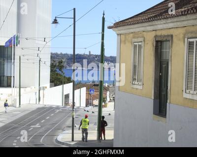 Lissabon, Portugal. September 2021. (INT) arbeitet an der Calcada & Palacio da Ajuda in Lissabon. 6. September 2021, Lissabon, Portugal: Calcada & Palacio da Ajuda, in Lissabon, hinterließen fünf Häuser ohne Zugang zum Bürgersteig. In einem Fall beträgt der Abstand zwischen dem Bürgersteig und der Tür mehr als 1.5 Meter. Die Wahrheit ist jedoch, dass niemand in diesen Häusern lebt. Sie werden gelegentlich vom GNR verwendet und sind derzeit unbewohnt. Obwohl die Straße sauber aussieht, sind die Arbeiten noch nicht abgeschlossen. Die Generaldirektion für Kulturerbe sagt, dass die vorübergehende Schließung der Calcada da Ajuda die Folge war Stockfoto