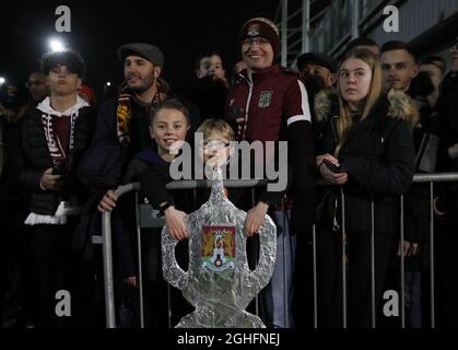 Fans mit einer Blechfolie machten den FA Cup während des FA Cup-Spiels im PTS Academy Stadium, Northampton, zu Hause. Bilddatum: 24. Januar 2020. Bildnachweis sollte lauten: Darren Staples/Sportimage via PA Images Stockfoto