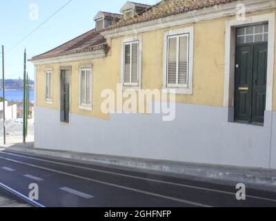 Lissabon, Portugal. September 2021. (INT) arbeitet an der Calcada & Palacio da Ajuda in Lissabon. 6. September 2021, Lissabon, Portugal: Calcada & Palacio da Ajuda, in Lissabon, hinterließen fünf Häuser ohne Zugang zum Bürgersteig. In einem Fall beträgt der Abstand zwischen dem Bürgersteig und der Tür mehr als 1.5 Meter. Die Wahrheit ist jedoch, dass niemand in diesen Häusern lebt. Sie werden gelegentlich vom GNR verwendet und sind derzeit unbewohnt. Obwohl die Straße sauber aussieht, sind die Arbeiten noch nicht abgeschlossen. Die Generaldirektion für Kulturerbe sagt, dass die vorübergehende Schließung der Calcada da Ajuda die Folge war Stockfoto