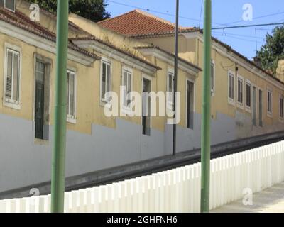 Lissabon, Portugal. September 2021. (INT) arbeitet an der Calcada & Palacio da Ajuda in Lissabon. 6. September 2021, Lissabon, Portugal: Calcada & Palacio da Ajuda, in Lissabon, hinterließen fünf Häuser ohne Zugang zum Bürgersteig. In einem Fall beträgt der Abstand zwischen dem Bürgersteig und der Tür mehr als 1.5 Meter. Die Wahrheit ist jedoch, dass niemand in diesen Häusern lebt. Sie werden gelegentlich vom GNR verwendet und sind derzeit unbewohnt. Obwohl die Straße sauber aussieht, sind die Arbeiten noch nicht abgeschlossen. Die Generaldirektion für Kulturerbe sagt, dass die vorübergehende Schließung der Calcada da Ajuda die Folge war Stockfoto