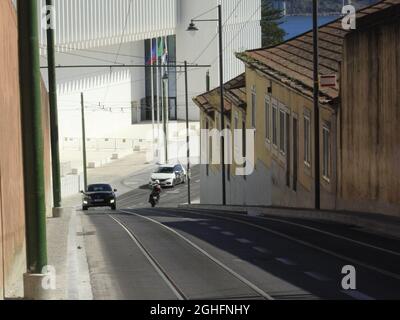Lissabon, Portugal. September 2021. (INT) arbeitet an der Calcada & Palacio da Ajuda in Lissabon. 6. September 2021, Lissabon, Portugal: Calcada & Palacio da Ajuda, in Lissabon, hinterließen fünf Häuser ohne Zugang zum Bürgersteig. In einem Fall beträgt der Abstand zwischen dem Bürgersteig und der Tür mehr als 1.5 Meter. Die Wahrheit ist jedoch, dass niemand in diesen Häusern lebt. Sie werden gelegentlich vom GNR verwendet und sind derzeit unbewohnt. Obwohl die Straße sauber aussieht, sind die Arbeiten noch nicht abgeschlossen. Die Generaldirektion für Kulturerbe sagt, dass die vorübergehende Schließung der Calcada da Ajuda die Folge war Stockfoto
