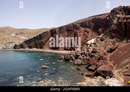 Santorini, Griechenland - 01. Juli 2021: Der berühmte Rote Strand an der Südküste der Insel Santorini, Kykladen, Ägäis. Stockfoto