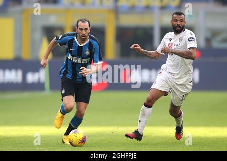 Diego Godin von Inter und Joao Pedro von Cagliari während der Serie A Spiel in Giuseppe Meazza, Mailand. Bilddatum: 26. Januar 2020. Bildnachweis sollte lauten: Jonathan Moscrop/Sportimage via PA Images Stockfoto