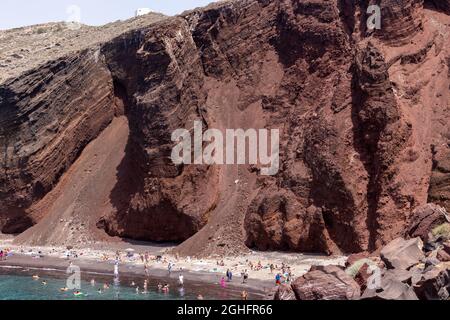 Santorini, Griechenland - 01. Juli 2021: Der berühmte Rote Strand an der Südküste der Insel Santorini, Kykladen, Ägäis. Stockfoto