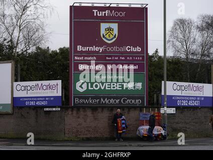 Der Verkäufer von Scarf stellt sich vor dem Premier League-Spiel in Turf Moor, Burnley, auf. Bilddatum: 2. Februar 2020. Bildnachweis sollte lauten: Andrew Yates/Sportimage via PA Images Stockfoto