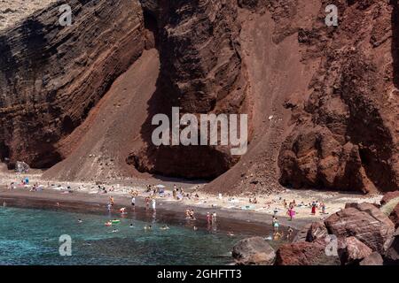 Santorini, Griechenland - 01. Juli 2021: Der berühmte Rote Strand an der Südküste der Insel Santorini, Kykladen, Ägäis. Stockfoto