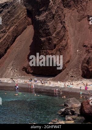 Santorini, Griechenland - 01. Juli 2021: Der berühmte Rote Strand an der Südküste der Insel Santorini, Kykladen, Ägäis. Stockfoto