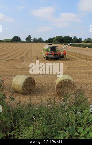 Mähdrescher auf einem Feld an einem heißen Sommertag im Juli auf einem Feld in West Yorkshire UK Stockfoto