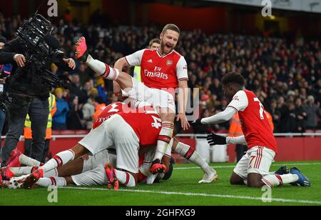 Alexandre Lacazette von Arsenal feiert sein Tor, das er mit seinem Teamkollegen Shkodran Mustafi von Arsenal von Arsenal von Arsenal von Arsenal im Premier League-Spiel im Emirates Stadium, London, auf den 4-0. Platz brachte. Bilddatum: 16. Februar 2020. Bildnachweis sollte lauten: Robin Parker/Sportimage via PA Images Stockfoto