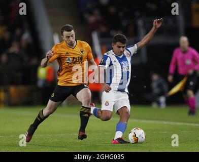 Diego Jota von Wolverhampton Wanderers tagt Victor Gomez von Espanyol während des Spiels der UEFA Europa League in Molineux, Wolverhampton. Bilddatum: 20. Februar 2020. Bildnachweis sollte lauten: Darren Staples/Sportimage via PA Images Stockfoto