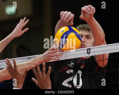 Tallinn, Estland. September 2021. Volleyball: Europameisterschaft, Männer, Vorrunde, Deutschland - Frankreich: Linus Weber aus Deutschland blockiert einen Ball am Netz. Quelle: Roman Koksarov/dpa/Alamy Live News Stockfoto