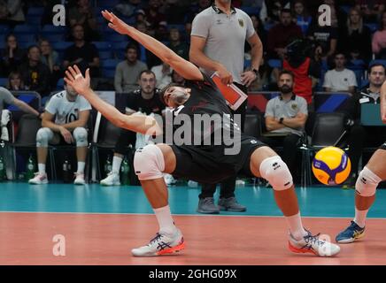 Tallinn, Estland. September 2021. Volleyball: Europameisterschaft, Männer, Vorrunde, Deutschland - Frankreich: Moritz Reichert aus Deutschland verfehlt eine Akzeptanz. Quelle: Roman Koksarov/dpa/Alamy Live News Stockfoto