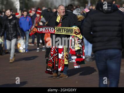 Ein Schal-Verkäufer wartet auf Kunden, bevor Manchester United und Watford beim Premier League-Spiel in Old Trafford, Manchester, spielen. Bilddatum: 23. Februar 2020. Bildnachweis sollte lauten: Darren Staples/Sportimage via PA Images Stockfoto