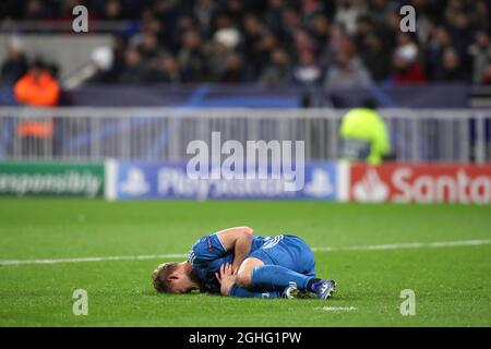 Juventus holländischer Verteidiger Matthijs De Ligt hat sich in Qualen niedergelegt, nachdem er versehentlich vom brasilianischen Teamkollegen Alex Sandro während des UEFA Champions League-Spiels im Groupama Stadium in Lyon getreten wurde. Bilddatum: 26. Februar 2020. Bildnachweis sollte lauten: Jonathan Moscrop/Sportimage via PA Images Stockfoto