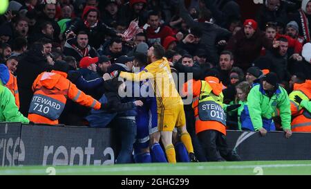 OlympiakosÕ Torwart Jose Sa feiert mit Teamkollegen und Fans, nachdem OlympiakosÕ Youssef El-Arabi beim Spiel der UEFA Europa League im Emirates Stadium in London 2-1 Punkte erzielt hat. Bilddatum: 27. Februar 2020. Bildnachweis sollte lauten: Paul Terry/Sportimage via PA Images Stockfoto