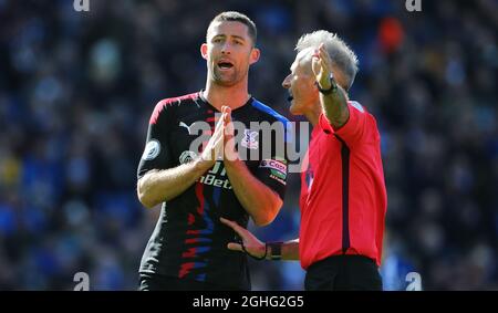 Crystal PalaceÕs Gary Cahill spricht mit Schiedsrichter Martin Atkinson während des Premier League-Spiels im American Express Community Stadium, Brighton und Hove. Bilddatum: 29. Februar 2020. Bildnachweis sollte lauten: Paul Terry/Sportimage via PA Images Stockfoto