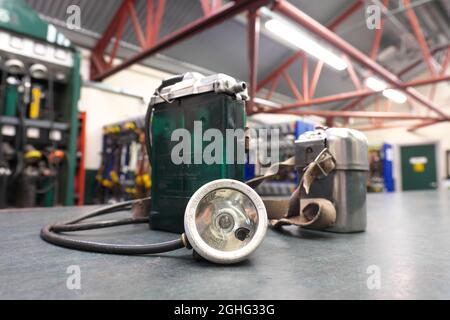 Big Pit National Coal Museum - Bergarbeiter Lampe, Batterie und Selbstretter im Lamp Room konserviert Kohlebergwerk und Weltkulturerbe Blaenavon Wales Großbritannien Stockfoto