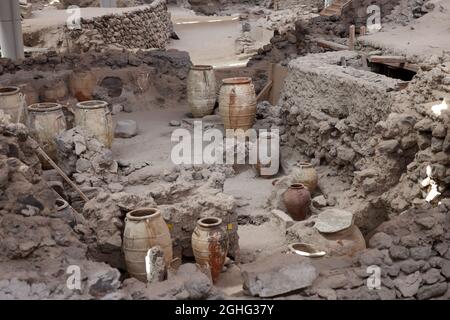 Santorini, Griechenland - 01. Juli 2021: In der prähistorischen Stadt Akrotiri, Ausgrabungsstätte einer minoischen bronzezeitlichen Siedlung, wurde antike Keramik geborgen Stockfoto