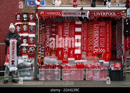 Vor dem Premier League-Spiel in Anfield, Liverpool, wartet ein Schal-Verkäufer auf Kunden. Bilddatum: 7. März 2020. Bildnachweis sollte lauten: Darren Staples/Sportimage via PA Images Stockfoto