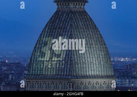 Ein Bild zur Erinnerung an die 39 Opfer der Katastrophe im Heysel-Stadion während des EM-Finales zwischen Liverpool und Juventus im Jahr 1985 wird auf die Mole Antonelliana in Turin projiziert. Bilddatum: 29. Mai 2020. Bildnachweis sollte lauten: Jonathan Moscrop/Sportimage via PA Images Stockfoto