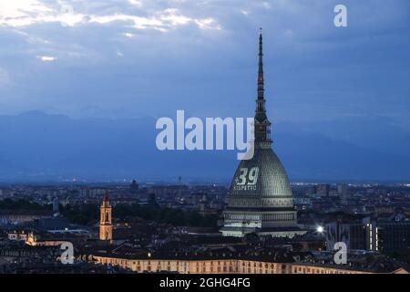 Ein Bild zur Erinnerung an die 39 Opfer der Katastrophe im Heysel-Stadion während des EM-Finales zwischen Liverpool und Juventus im Jahr 1985 wird auf die Mole Antonelliana in Turin projiziert. Bilddatum: 29. Mai 2020. Bildnachweis sollte lauten: Jonathan Moscrop/Sportimage via PA Images Stockfoto