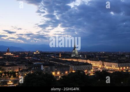 Ein Bild zur Erinnerung an die 39 Opfer der Katastrophe im Heysel-Stadion während des EM-Finales zwischen Liverpool und Juventus im Jahr 1985 wird auf die Mole Antonelliana in Turin projiziert. Bilddatum: 29. Mai 2020. Bildnachweis sollte lauten: Jonathan Moscrop/Sportimage via PA Images Stockfoto