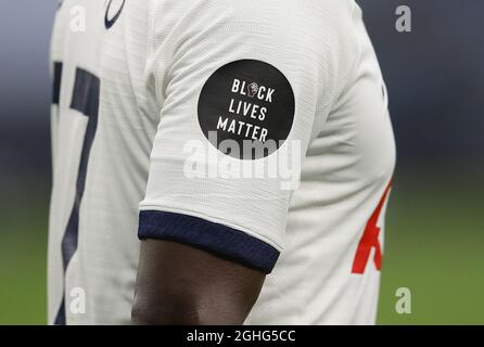 Der „Black Live Matters“-Slogan bleibt während des Premier League-Spiels im Tottenham Hotspur Stadium in London als Ärmelabzeichen auf dem Shirt erhalten. Bilddatum: 23. Juni 2020. Bildnachweis sollte lauten: David Klein/Sportimage via PA Images Stockfoto