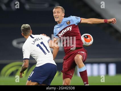 Tomas Soucek von West Ham United tagt Erik Lamela von Tottenham während des Spiels der Premier League im Tottenham Hotspur Stadium, London. Bilddatum: 23. Juni 2020. Bildnachweis sollte lauten: David Klein/Sportimage via PA Images Stockfoto