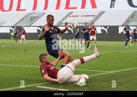 Der kroatische Stürmer Ante Rebic des AC Mailand hält den Ball im Spiel unter dem Druck von LEONARDO Spinazzola, dem italienischen Verteidiger der Roma, während des Spiels der Serie A bei Giuseppe Meazza in Mailand. Bilddatum: 28. Juni 2020. Bildnachweis sollte lauten: Jonathan Moscrop/Sportimage via PA Images Stockfoto