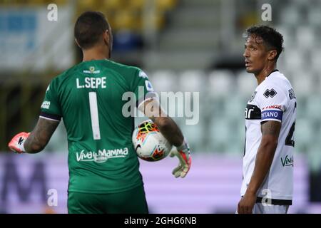 Parma Calcios portugiesischer Verteidiger Bruno Alves blickt während des Serie-A-Spiels im Stadio Ennio Tardini in Parma auf den italienischen Teamkollegen Luigi Sepe. Bilddatum: 28. Juni 2020. Bildnachweis sollte lauten: Jonathan Moscrop/Sportimage via PA Images Stockfoto