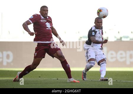 Der brasilianische Stürmer von Juventus, Douglas Costa, schießt unter dem Druck des brasilianischen Verteidigers Gleison Bremer von Turin beim Spiel der Serie A im Allianz Stadium, Turin, auf das Tor. Bilddatum: 4. Juli 2020. Bildnachweis sollte lauten: Jonathan Moscrop/Sportimage via PA Images Stockfoto