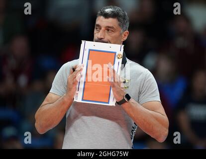 Tallinn, Estland. September 2021. Volleyball: Europameisterschaft, Männer, Vorrunde, Deutschland - Frankreich: Die deutsche Trainerin Andrea Giani steht am Rande. Quelle: Roman Koksarov/dpa/Alamy Live News Stockfoto