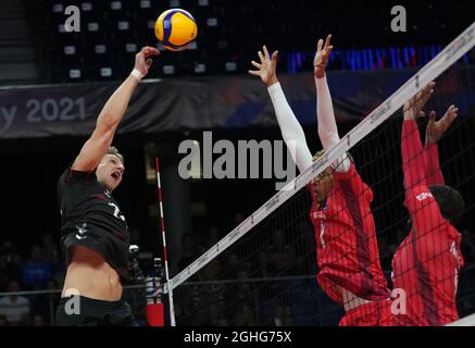 Tallinn, Estland. September 2021. Volleyball: Europameisterschaft, Männer, Vorrunde, Deutschland - Frankreich: Florian Krage (l) schlägt den Ball auf dem Block der Franzosen Kredit: Roman Koksarov/dpa/Alamy Live News Stockfoto