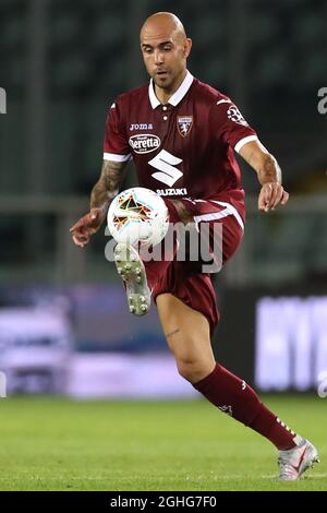 Simone Zaza, die italienische Torino-Stürterin des FC Turin, kontrolliert den Ball, während die italienische Verteidigerin Andrea Papetti von Brescia Calcio während des Spiels der Serie A im Stadio Grande Torino in Turin den Ball schließt. Bilddatum: 8. Juli 2020. Bildnachweis sollte lauten: Jonathan Moscrop/Sportimage via PA Images Stockfoto