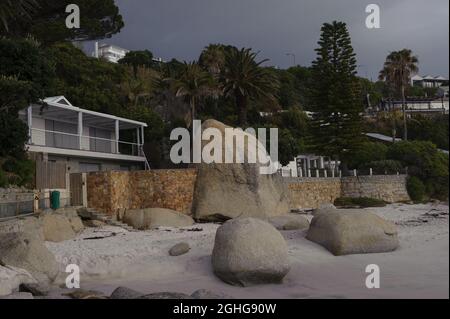 Der Clifton Beach in Kapstadt ist einer der begehrtesten Wohnadressen Südafrikas und ein Ruf für Reichtum Stockfoto