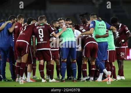 Der italienische Cheftrainer Moreno Longo vom FC Turin spricht mit seinen Spielern während einer Runde nach dem Sieg 3-0 in der Serie A im Stadio Grande Torino, Turin. Bilddatum: 16. Juli 2020. Bildnachweis sollte lauten: Jonathan Moscrop/Sportimage via PA Images Stockfoto