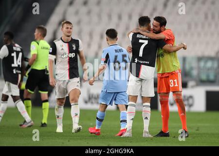 Der portugiesische Stürmer Cristiano Ronaldo von Juventus begrüßt den italienischen Teamkollegen Carlo Pinsoglio nach dem letzten Pfiff des Serie-A-Spiels im Allianz-Stadion in Turin. Bilddatum: 20. Juli 2020. Bildnachweis sollte lauten: Jonathan Moscrop/Sportimage via PA Images Stockfoto