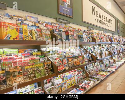 Zeitschriftenbereich in der Buchhandlung Stockfoto